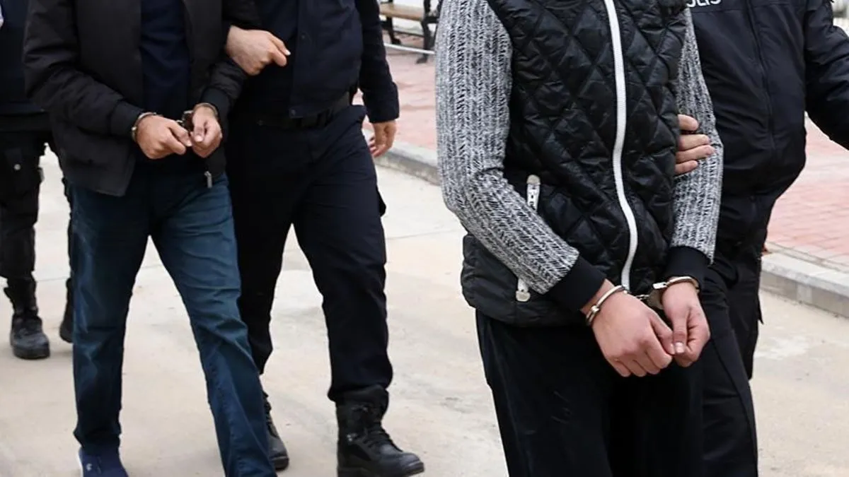İzmir merkezli FETÖ operasyonunda 15 gözaltı