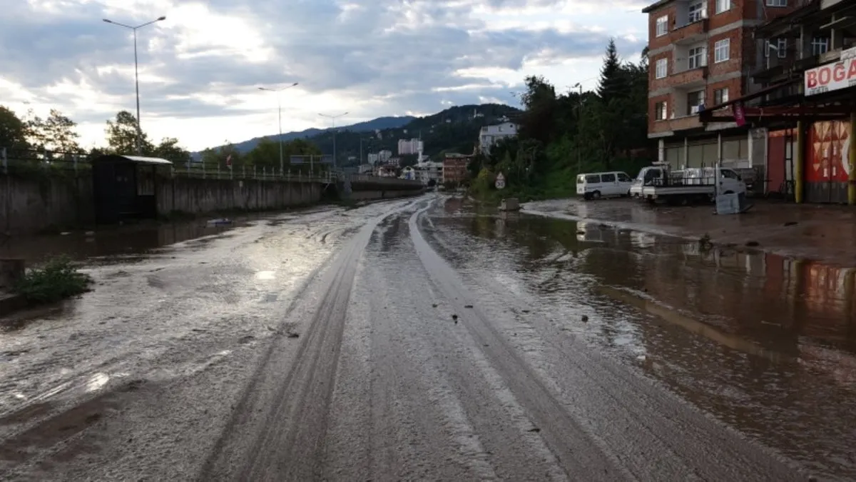Trabzon’da şiddetli yağışlar etkili oldu: Su baskınları yaşandı!