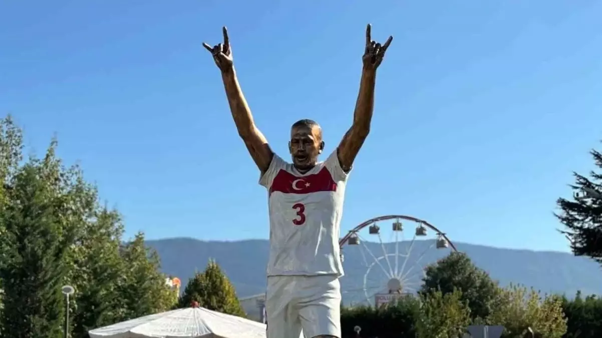 Bolu Belediye Başkanı Tanju Özcan, Merih Demiral’ın heykelini diktirdi