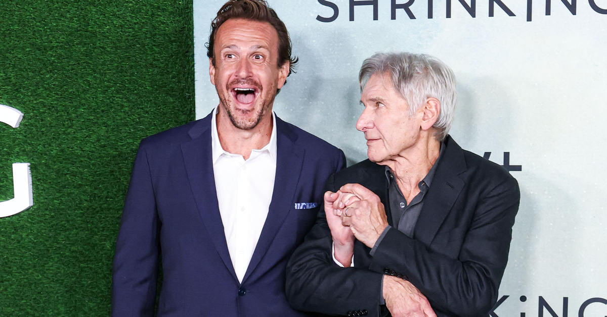 Harrison Ford, galada genç rol arkadaşı Jason Segel’in elini öptü