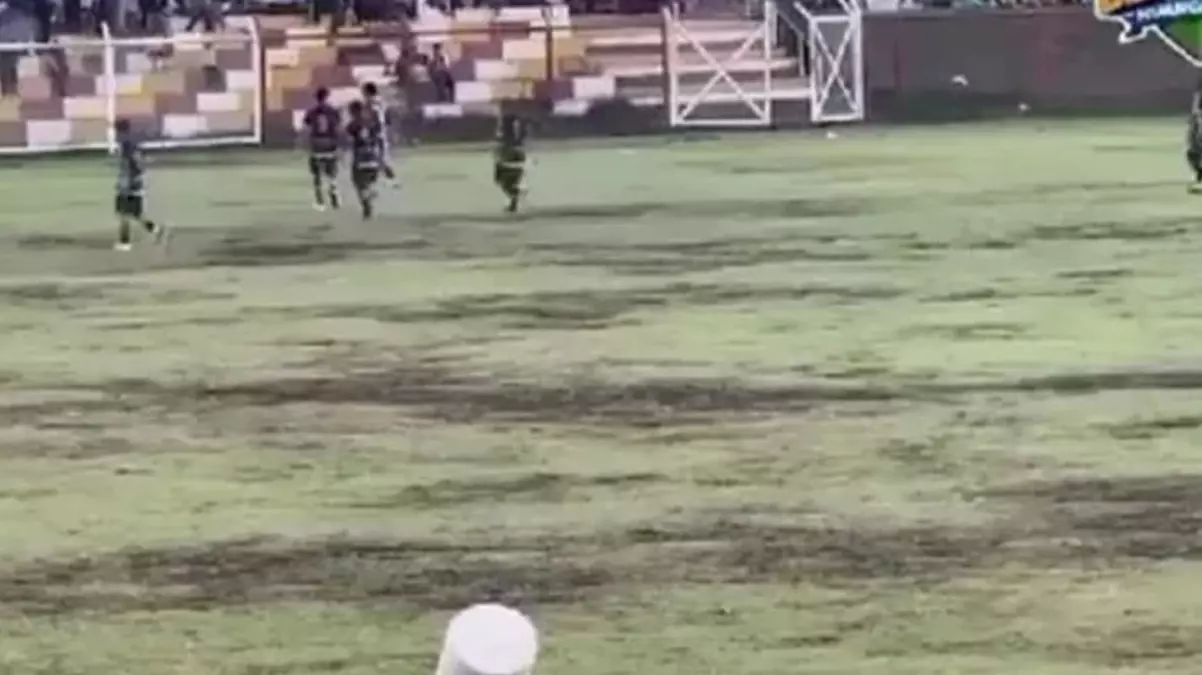 Maç sırasında sahaya yıldırım düştü: 1 futbolcu öldü, 5 futbolcu yaralandı