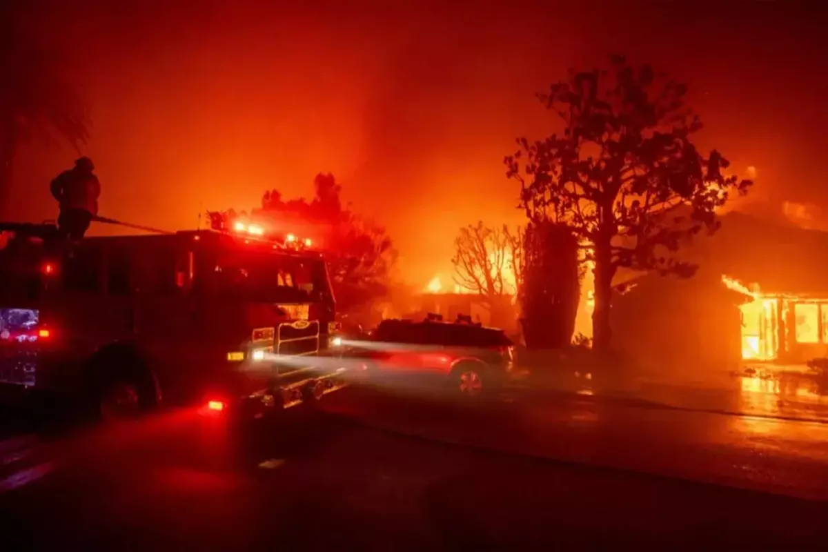 ABD’nin Los Angeles kentinde çıkan orman yangını nedeniyle acil durum ilan edildi