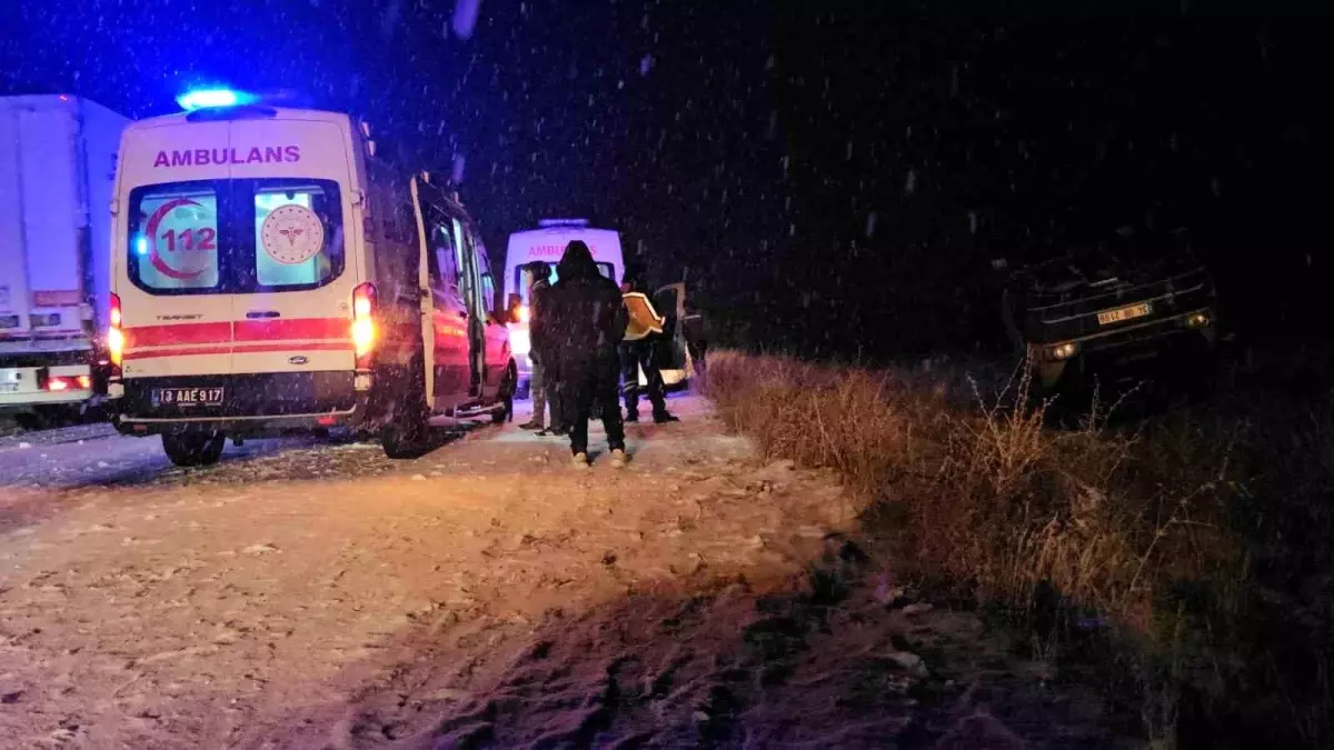 Adilcevaz’da Minibüs Takla Attı: 3 Yaralı