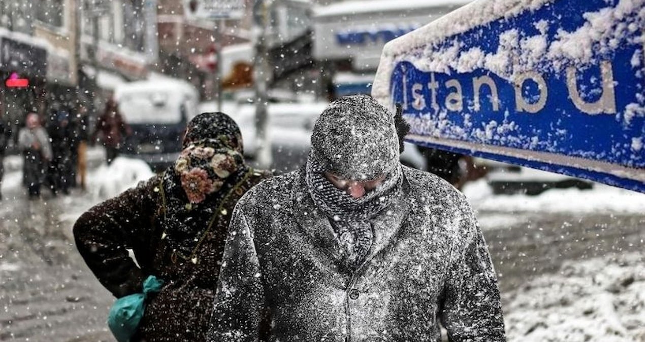 Beklenen kar İstanbul’da bazı bölgeleri beyaza bürüdü