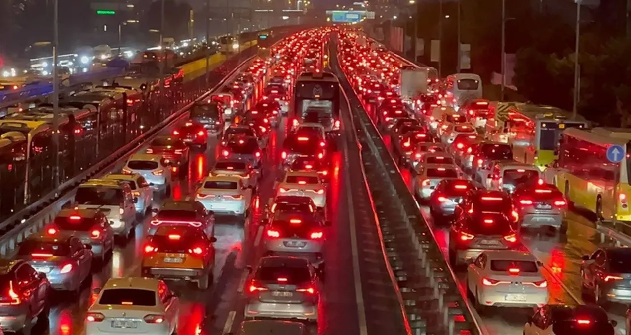 İstanbul’da kar trafiği: Harita kırmızıya boyandı