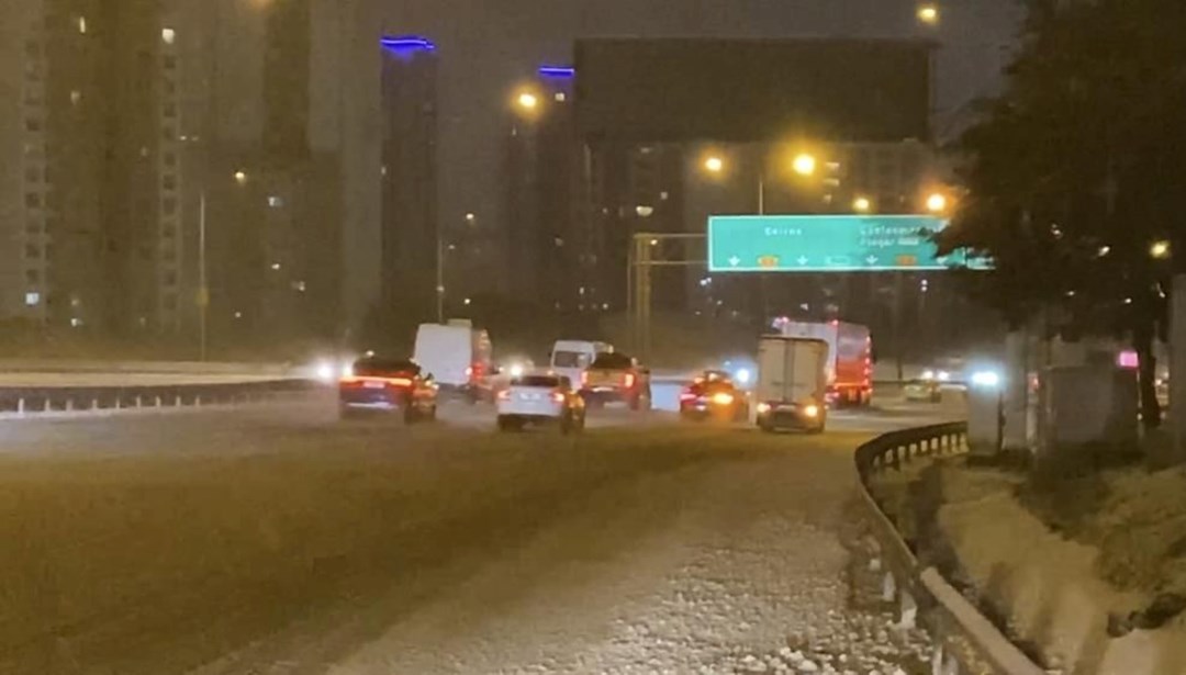 İstanbul’da
kar tipiye dönüştü: Bugün kar yağacak mı? İstanbul’da öğleden sonraya dikkat!