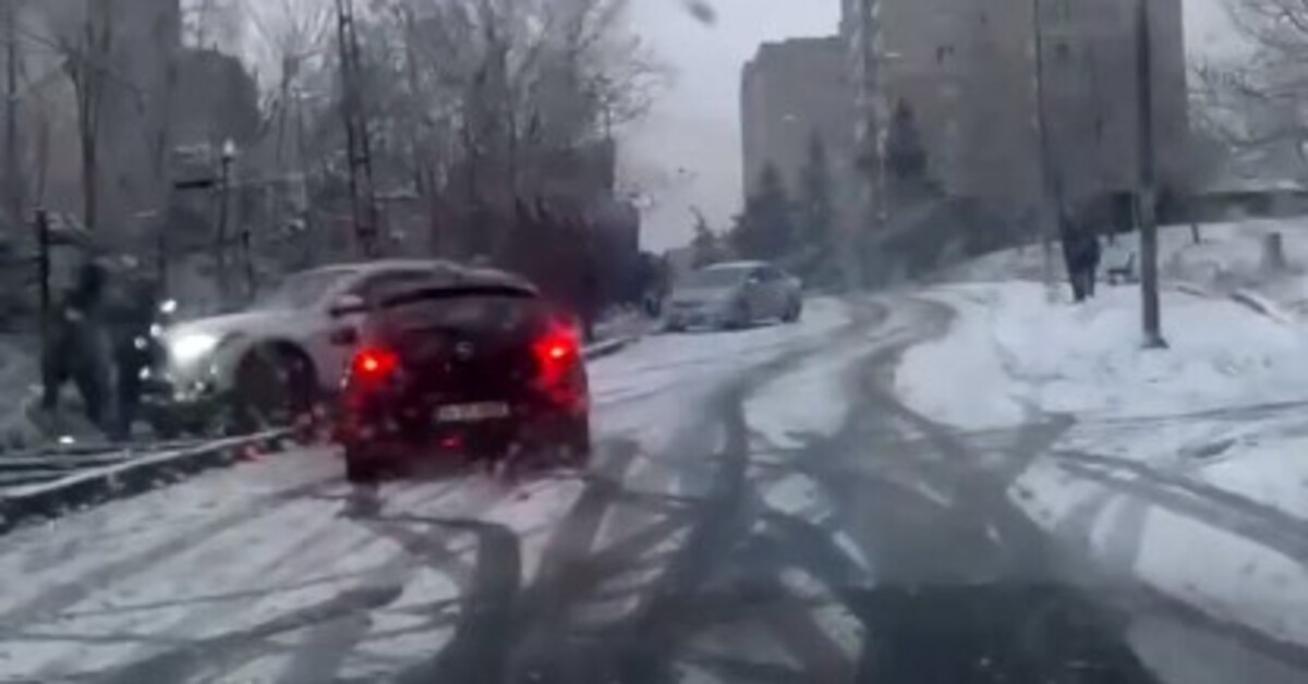 Kayan otomobil 2 öğretmene çarptı!