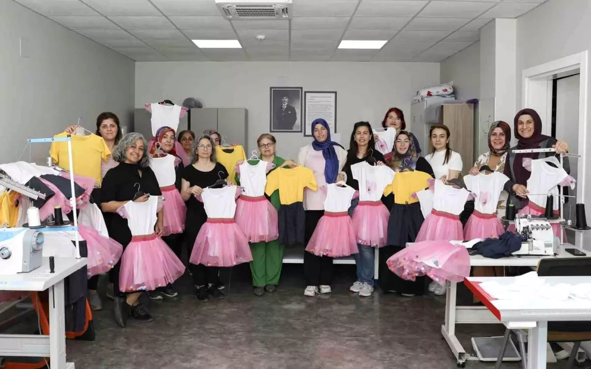 Mersin’de Dikiş Kursu Öğrencileri 23 Nisan İçin Çocuk Kıyafetleri Dikti